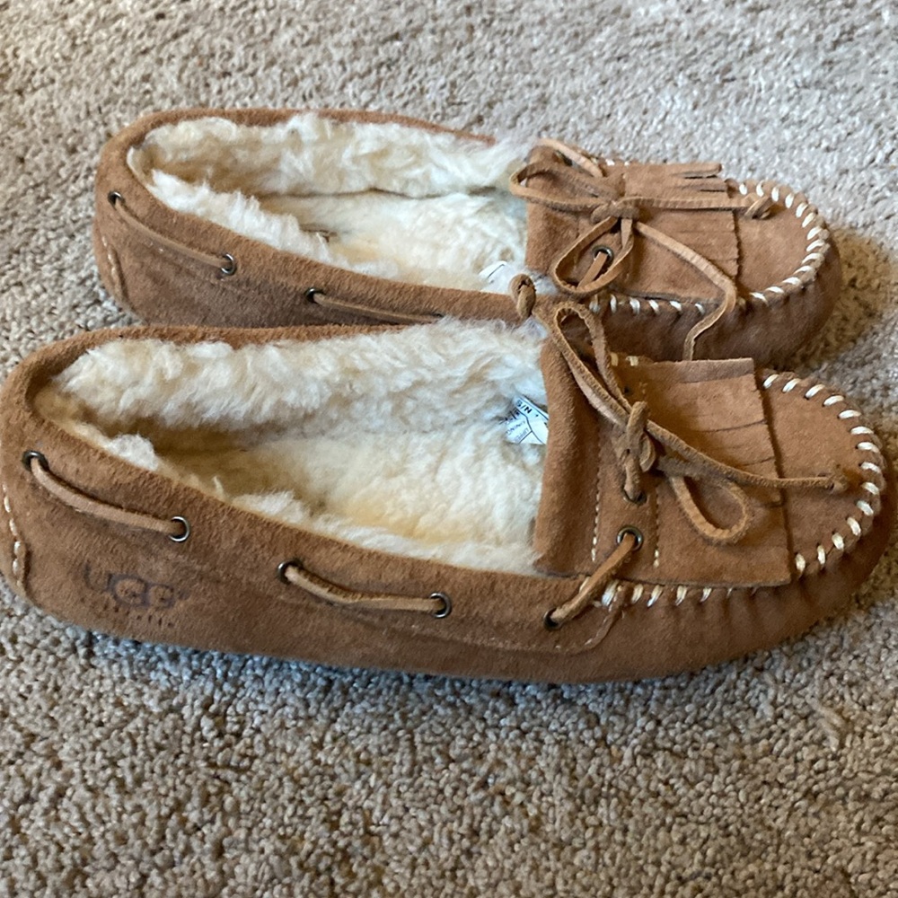 UGG women’s sizing tan slippers with tassels size 5 - Picture 2 of 7
